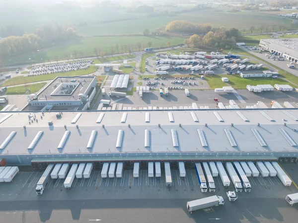 Endüstriyel Depo 'nun Hava Çekimi. Birçok kamyonun yarı karavan yüklediği rıhtım..