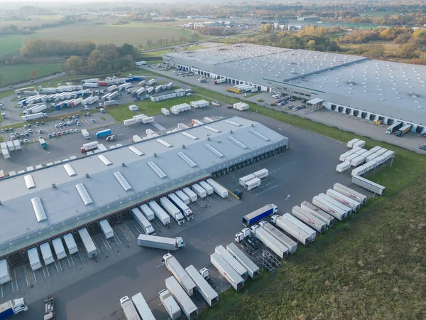 Endüstriyel Depo 'nun Hava Çekimi. Birçok kamyonun yarı karavan yüklediği rıhtım..