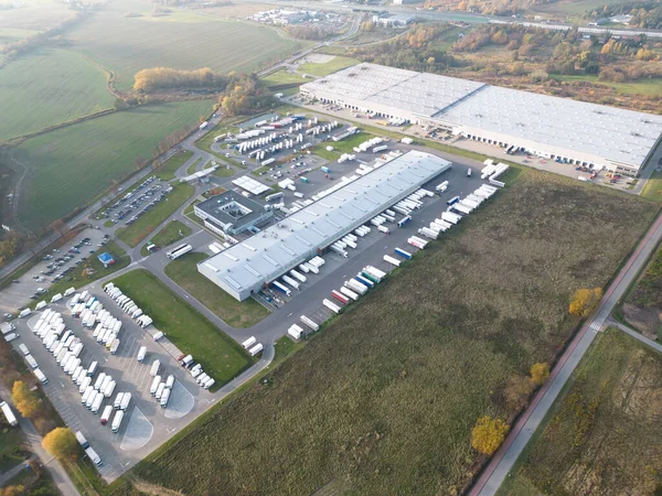 Endüstriyel Depo 'nun Hava Çekimi. Birçok kamyonun yarı karavan yüklediği rıhtım..