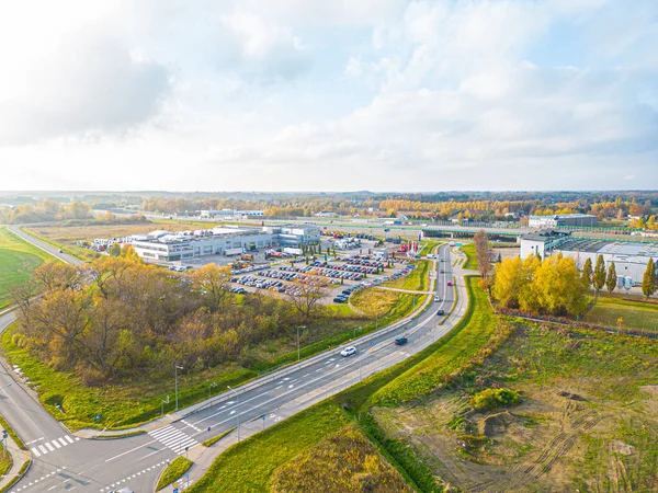 Endüstriyel Depo 'nun Hava Çekimi. Birçok kamyonun yarı karavan yüklediği rıhtım..