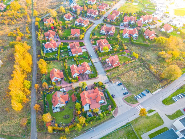 Yerleşim yerinin kırsal kesimindeki ev çatılarının hava görüntüsü.