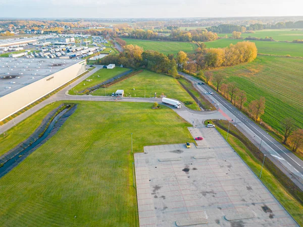 Dağıtım merkezinin hava görüntüsü, endüstriyel lojistik bölgenin insansız hava aracı fotoğrafları..