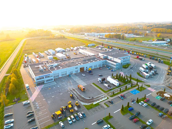 Malzeme deposunun havadan görüntüsü. Sanayi bölgesindeki lojistik merkezi yukarıdan. Lojistik merkezde yüklenen kamyonların hava görüntüsü