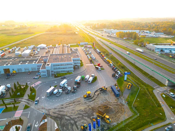 Malzeme deposunun havadan görüntüsü. Sanayi bölgesindeki lojistik merkezi yukarıdan. Lojistik merkezde yüklenen kamyonların hava görüntüsü