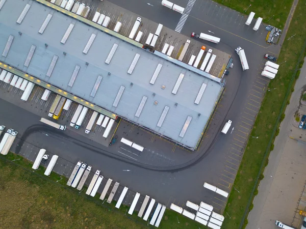 Mal depolama gecesinin hava görüntüsü. Lojistik dağıtım, sanayi bölgesinin merkezi yukarıdan. Lojistik merkezde yüklenen kamyonların hava görüntüsü. İnsansız hava aracından görüntüle.