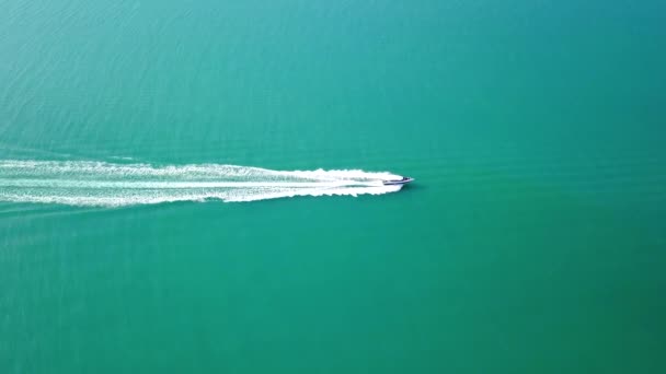 Luxury Boat Aerial View Luxurious Yacht Moving Fast Blue Sea — Stock videók
