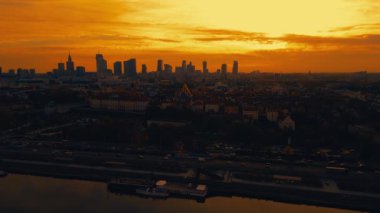 Varşova Şehri 'nin gökdelenleri ve Varşova' nın pazar meydanı ve bir deniz kızı heykeli, Polonya, AB