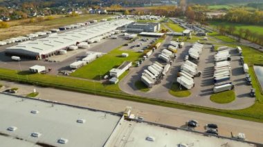 Malzeme deposunun havadan görüntüsü. Sanayi bölgesindeki lojistik merkezi yukarıdan. Lojistik merkezde yüklenen kamyonların hava görüntüsü