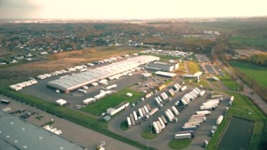 Malzeme deposunun havadan görüntüsü. Sanayi bölgesindeki lojistik merkezi yukarıdan. Lojistik merkezde yüklenen kamyonların hava görüntüsü