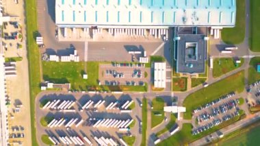 Deposu olan bir lojistik parkı. Yükleme merkezi. Yük vagonlu yarı kamyonlar yükleme / boşaltma için rampalarda bekliyorlar. Hava hiper hızı - hareket süresi aşımı