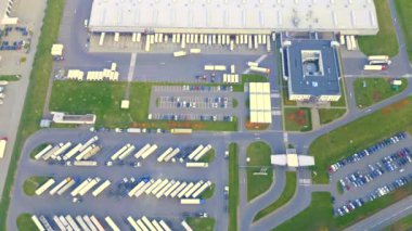 Deposu olan bir lojistik parkı. Yükleme merkezi. Yük vagonlu yarı kamyonlar yükleme / boşaltma için rampalarda bekliyorlar. Hava hiper hızı - hareket süresi aşımı