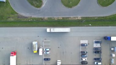 Malzeme deposunun havadan görüntüsü. Sanayi bölgesindeki lojistik merkezi yukarıdan. Lojistik merkezde yüklenen kamyonların hava görüntüsü