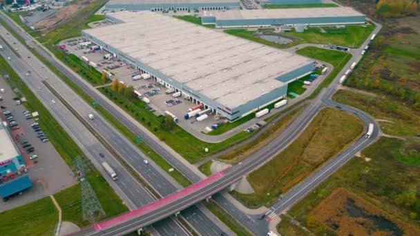 Lagre Stort Logistikcenter Nær Motorvejen Udsigt Til Stort Antal Lastvogne – Stock-video