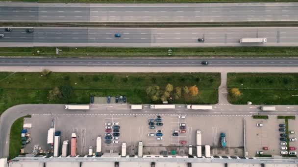 Magazyny Ogromne Centrum Logistyczne Pobliżu Autostrady Widok Dużą Liczbę Przyczep — Wideo stockowe