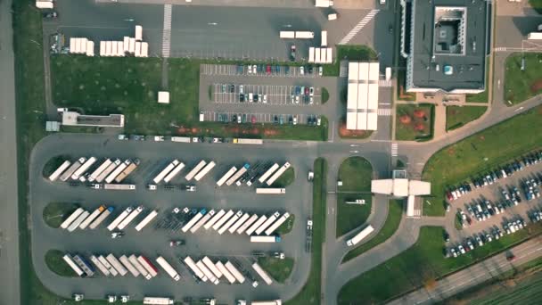 Luftaufnahme Eines Warenlagers Logistikzentrum Industriegebiet Von Oben Luftaufnahme Der Lkw — Stockvideo