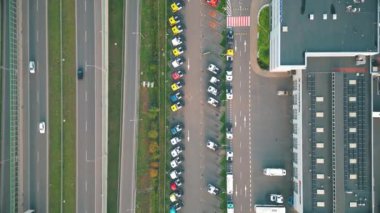 Bir lojistik parkında havadan çekilmiş bir fotoğraf. Yükleme merkezi olan bir depo. Yarı karavanlar gün batımında yükleme ve boşaltma için rampalarda dururlar. Mal dağıtım deposu.