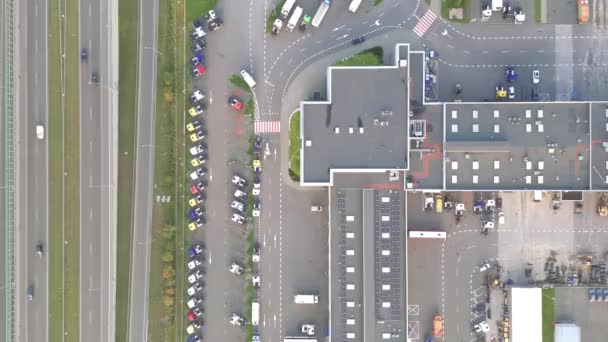 Logistikpark Med Lager Och Lastnav Halvlastbilar Med Lastsläp Som Står — Stockvideo