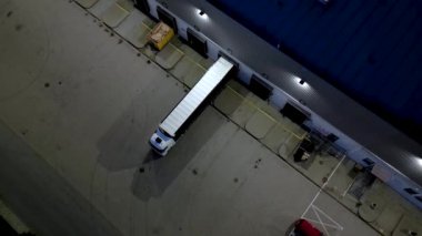 Geceleri büyük lojistik merkezleri, çok sayıda kargo karavanı ve konteynır manzarası, uluslararası kargo taşımacılığı, park yeri, gece vakti hava manzarası..