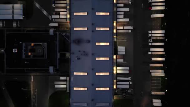 夜间大型后勤中心 可看到大量运货拖车和集装箱 国际货物运输 停放空间 夜间空中景观 — 图库视频影像