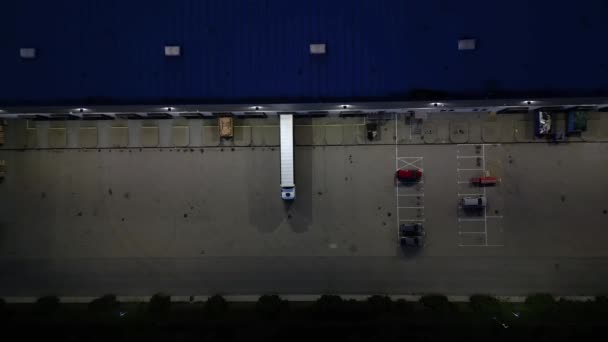 夜の巨大な物流センター 貨物トレーラーやコンテナの多数のビュー 国際貨物輸送 駐車スペース 夜間空撮 — ストック動画