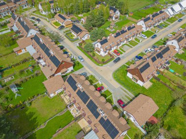 Güneş panelleri olan modern yerleşim alanının hava görüntüsü.