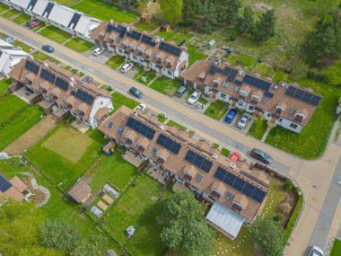 Aşağı baktığımızda, birinci panelin çatısı yenilenebilir ve sürdürülebilir enerji verimliliği olan bir semt çatı katı güneş enerjisiyle kaplıdır. Havadan