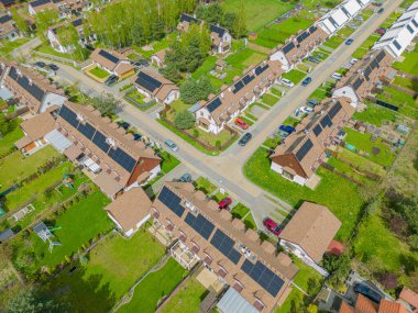 Güneş panelleri olan modern yerleşim alanının hava görüntüsü.