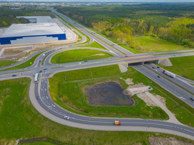 Malzeme deposunun havadan görüntüsü. Sanayi bölgesindeki lojistik merkezi yukarıdan. Lojistik merkezde yüklenen kamyonların hava görüntüsü