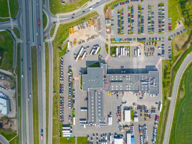 Depoyla birlikte lojistik parkı. Yarı karavan kamyonları araba parkında duruyor ve yükleme ve boşaltma için rampalarda bekliyorlar. Hava görünümü