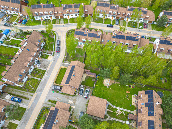 Воздушные беспилотные изображения некоторых красивых домов с солнечными панелями на крышах, снижающими выбросы CO2 для улучшения окружающей среды.