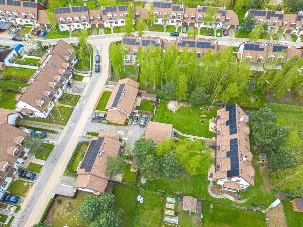 Image Aérienne Drones Jolies Maisons Avec Des Panneaux Solaires Sur — Photo