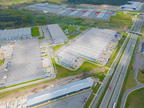 从空中俯瞰货物仓库 从上方看工业园区的物流中心 后勤中心载货卡车的航拍 — 图库照片