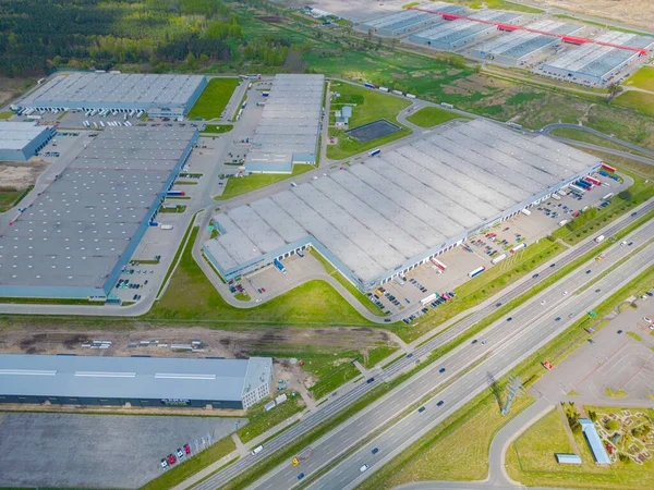 从空中俯瞰货物仓库 从上方看工业园区的物流中心 后勤中心载货卡车的航拍 — 图库照片
