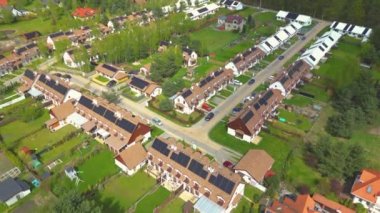 Aşağı baktığımızda, birinci panelin çatısı yenilenebilir ve sürdürülebilir enerji verimliliği olan bir semt çatı katı güneş enerjisiyle kaplıdır. Havadan