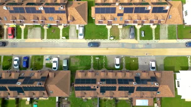 Village Houses Residential Солнечные Батареи Возобновляемые Устойчивые Энергоэффективность Дрон Над — стоковое видео