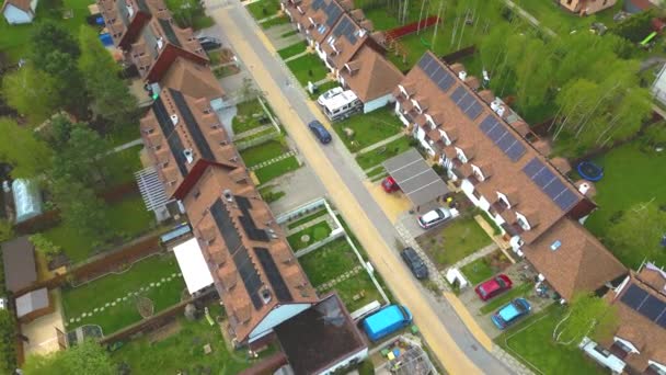 住宅の村住宅 太陽光パネル再生可能エネルギーと持続可能なエネルギー効率夏を見下ろす上のドローン Blue Sky Estate Agent — ストック動画