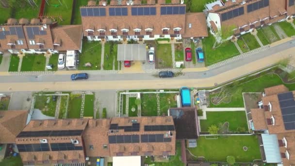 Village Houses Residential Солнечные Батареи Возобновляемые Устойчивые Энергоэффективность Дрон Над — стоковое видео