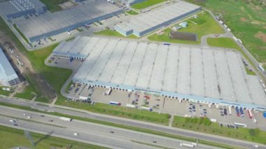 Malzeme deposunun havadan görüntüsü. Sanayi bölgesindeki lojistik merkezi yukarıdan. Lojistik merkezde yüklenen kamyonların hava görüntüsü