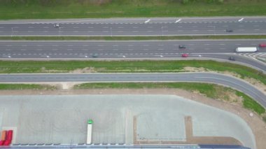 Depolu lojistik parkı, yükleme merkezi ve rampalarda yük / boşaltma malları için bekleyen bir sürü kargo kamyonu gün batımında..