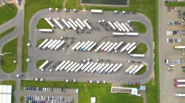 Endüstriyel deponun hava görüntüleri. Merkez ve kargo karavanıyla dolu kamyonlar yükleniyor. Malzeme deposunun havadan görüntüsü. Modern Dağıtım Merkezi dışarıdan. Kamyonlu deponun hava görüntüsü.