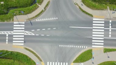 Otoyol kavşağı kavşağının hava manzarası. Yükseltilmiş yolun, trafik kavşaklarının ve yeşil bahçenin drone görüntüsü. Otoyolda giden nakliye kamyonları ve arabalar. Modern şehirde altyapı.