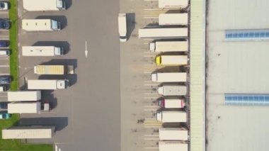 Şehir merkezindeki büyük modern sanayi deposu veya fabrika binalarının insansız hava aracı görüntüsü. Lojistik ulaşım kargo terminali.