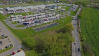 Şehir merkezindeki büyük modern sanayi deposu veya fabrika binalarının insansız hava aracı görüntüsü. Lojistik ulaşım kargo terminali.