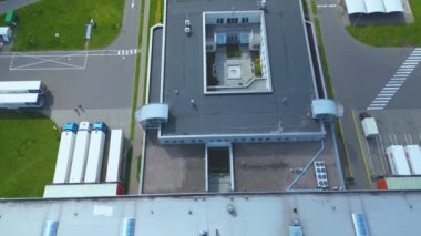 Şehir merkezindeki büyük modern sanayi deposu veya fabrika binalarının insansız hava aracı görüntüsü. Lojistik ulaşım kargo terminali.