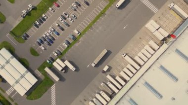 Şehir merkezindeki büyük modern sanayi deposu veya fabrika binalarının insansız hava aracı görüntüsü. Lojistik ulaşım kargo terminali.