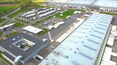 Şehir merkezindeki büyük modern sanayi deposu veya fabrika binalarının insansız hava aracı görüntüsü. Lojistik ulaşım kargo terminali.