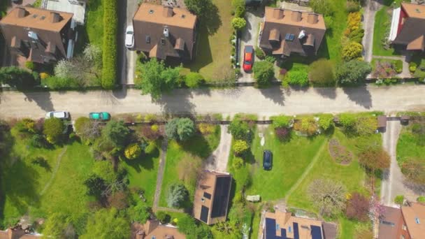 上图为夏季蓝天地产代理的屋苑住宅无人机的航拍照片 — 图库视频影像