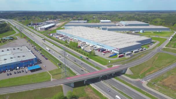 从空中俯瞰货物仓库 从上方看工业园区的物流中心 从空中俯瞰后勤中心装载的卡车 从无人机观看 — 图库视频影像