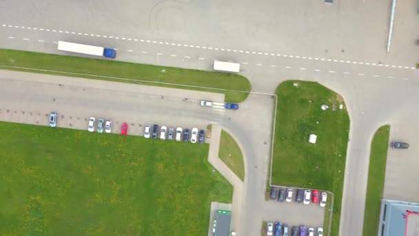 Antenninäköala Tavaravarastoon Logistiikkakeskus Teollisuusalueella Ylhäältä Ilmakuva Kuorma Lastaus Logistisessa Keskuksessa — kuvapankkivideo