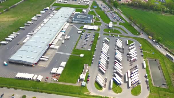 Luchtfoto Van Industrieel Magazijn Laden Hub Vele Vrachtwagens Met Lading — Stockvideo